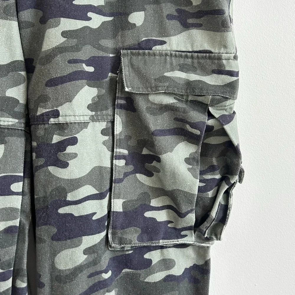 High-Rise Wide-Leg Cargo Jeans in Green Camo - Picture 12 of 14